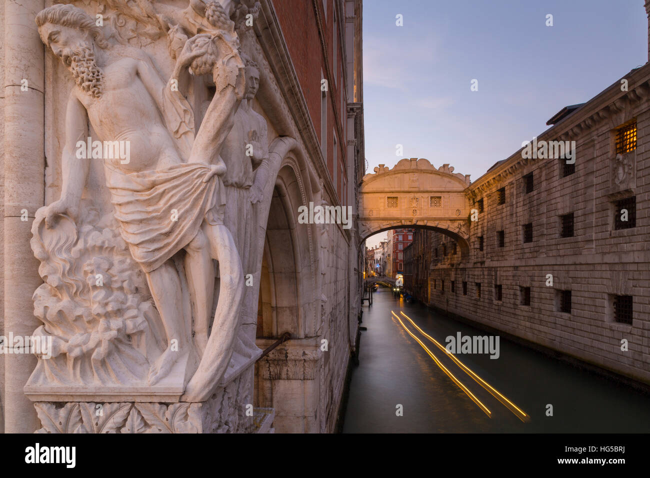 Palazzo Ducale, il Ponte dei Sospiri e gondole, Piazza San Marco, Venezia, UNESCO, Veneto, Italia Foto Stock