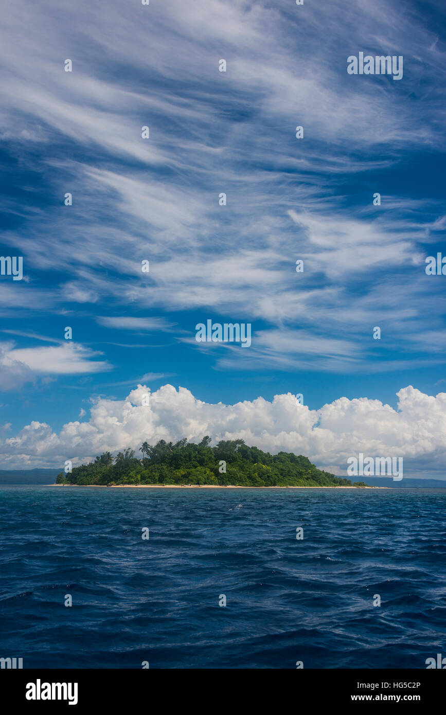La piccola isola al largo della costa di Rabaul, East New Britain, Papua Nuova Guinea, Pacific Foto Stock