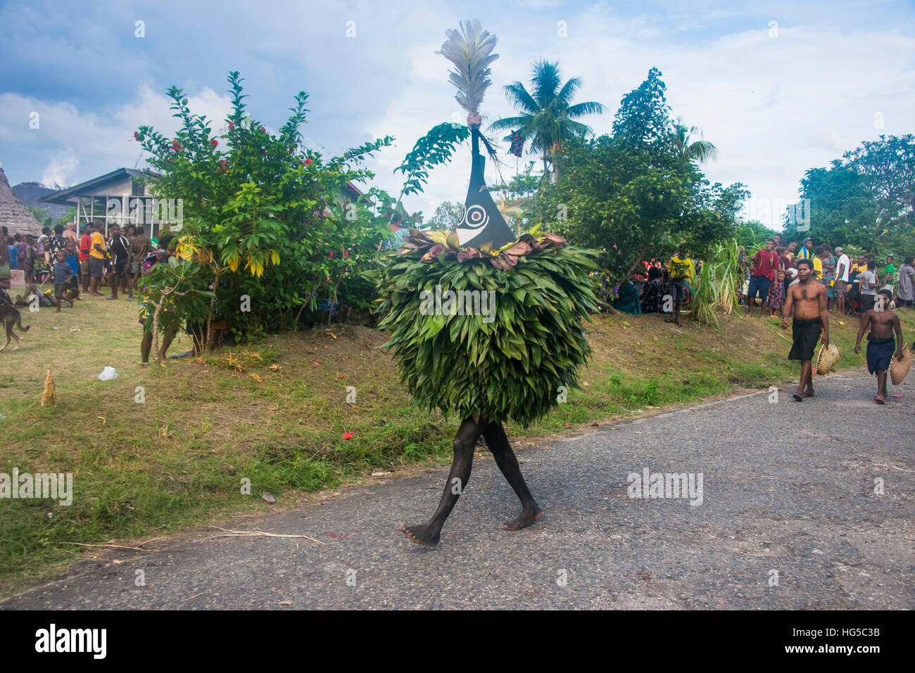 Tradizionale uomo mascherato in un tabù morte cerimonia, East New Britain, Papua Nuova Guinea, Pacific Foto Stock