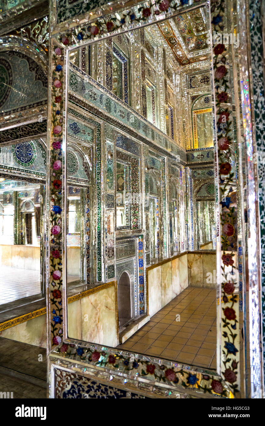 Riflessioni a specchio sala reception, Khan-e Zinat al-Molk, Qavam al-Molk privato della famiglia dei quarti, Shiraz, Iran, Medio Oriente Foto Stock
