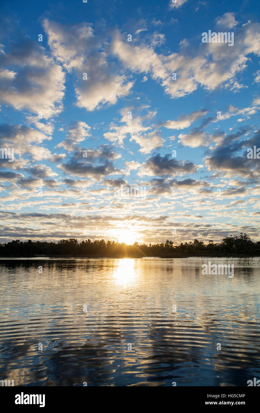 Nuvole al tramonto, Pangalanes laghi sistema di canale, Tamatave Foto Stock