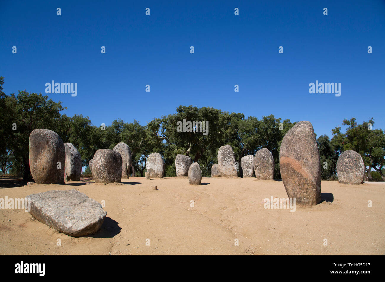 Pietra megalitico-circoli, 5000 a 4000 BC, Almendres Cromlech, vicino a Evora, Portogallo Foto Stock
