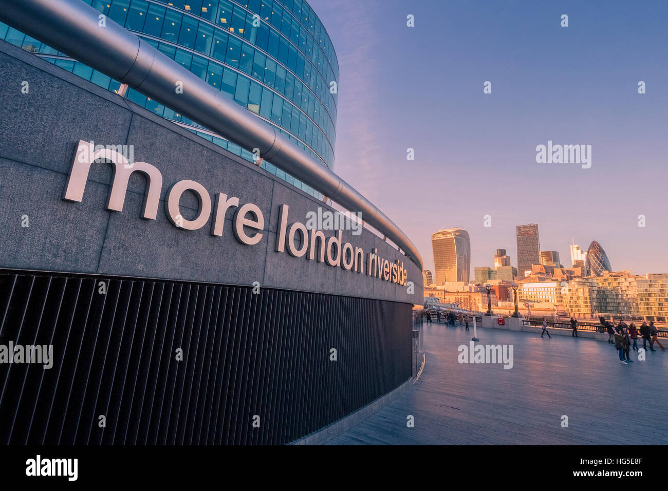 Più Londra Riverside area, con vedute di architettura moderna skyline in background. Foto Stock