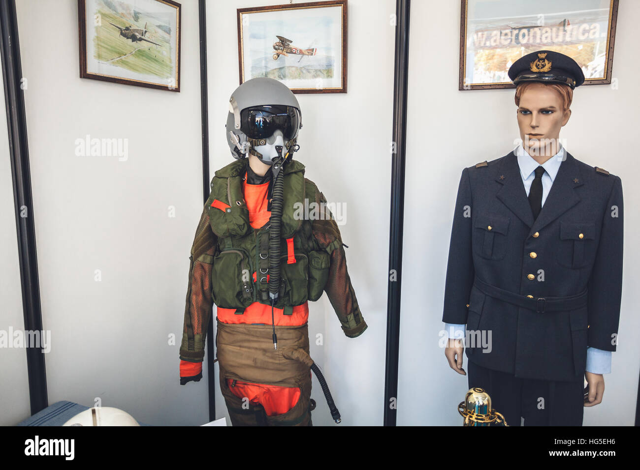 Settore aerospaziale militare costume pilota con il casco e la maschera e  uniforme Foto stock - Alamy