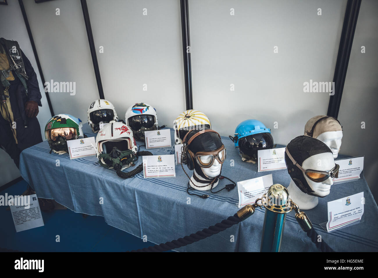 Vecchio italiano aviazione militare casco con gli occhiali Foto Stock