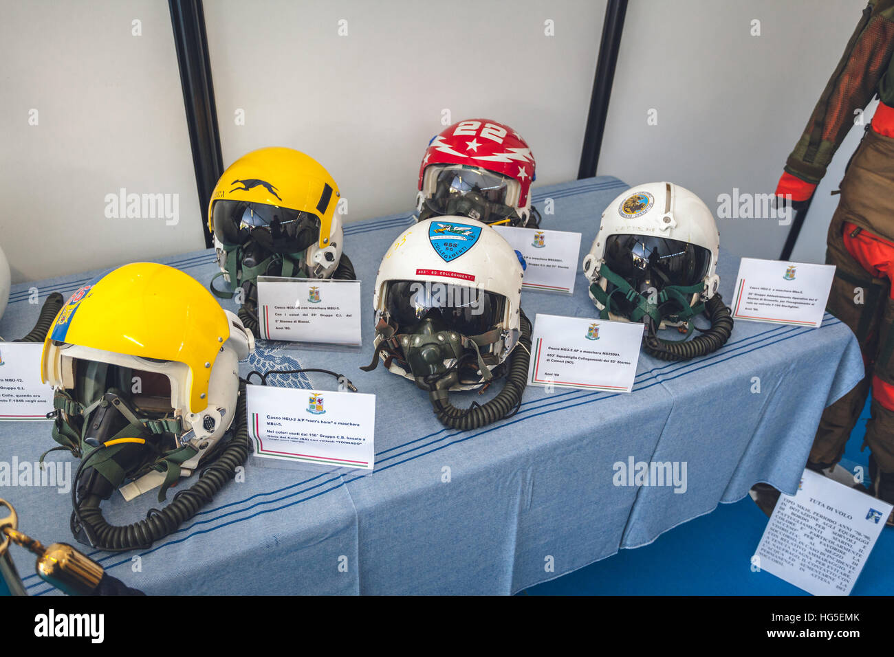 Vecchio italiano aviazione militare casco con maschera Foto stock - Alamy