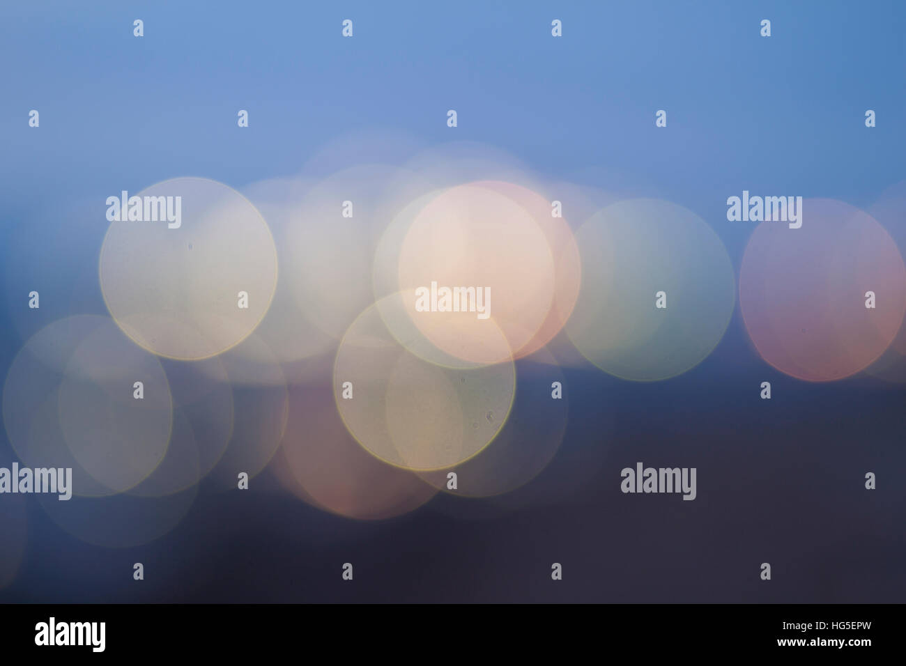 Colorato di rosa, blu e verde chiaro e giallo liscio sfondo bokeh di fondo Foto Stock