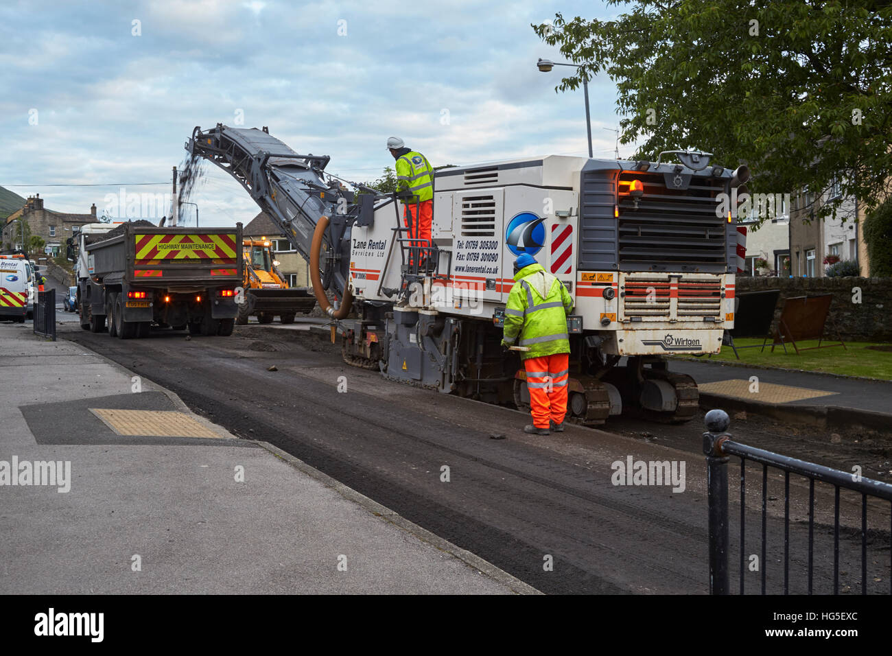 Rimozione di superficie stradale per una strada da macchine in Inghilterra, Regno Unito Foto Stock