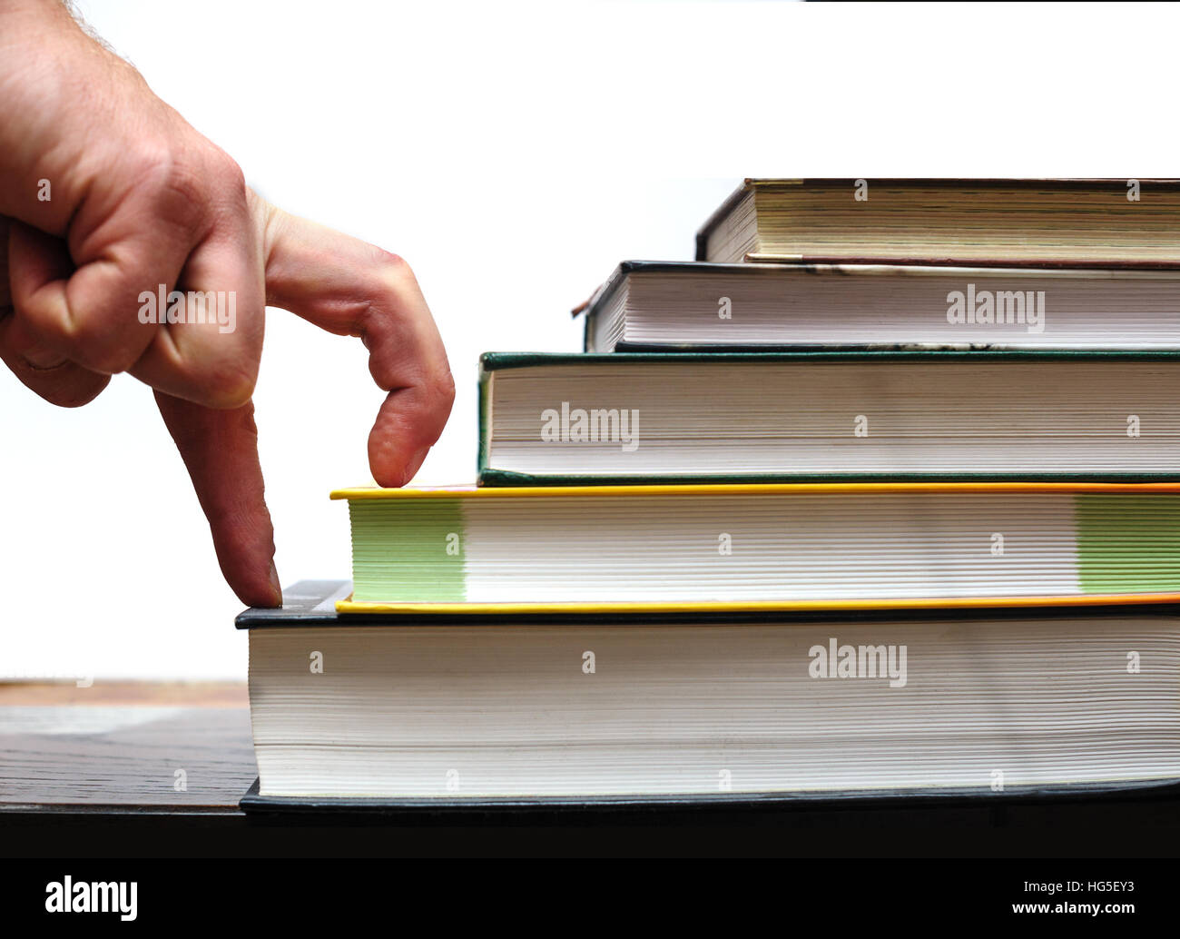 Dita su per le scale di libri. Il concetto di istruzione Foto Stock