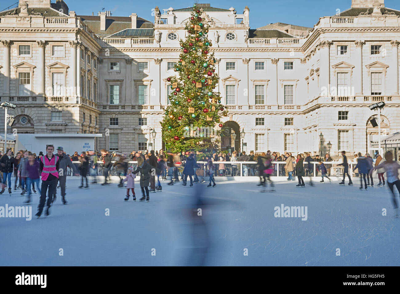 Pista di pattinaggio su ghiaccio, somerset house. Pattinaggio sul ghiaccio. Foto Stock