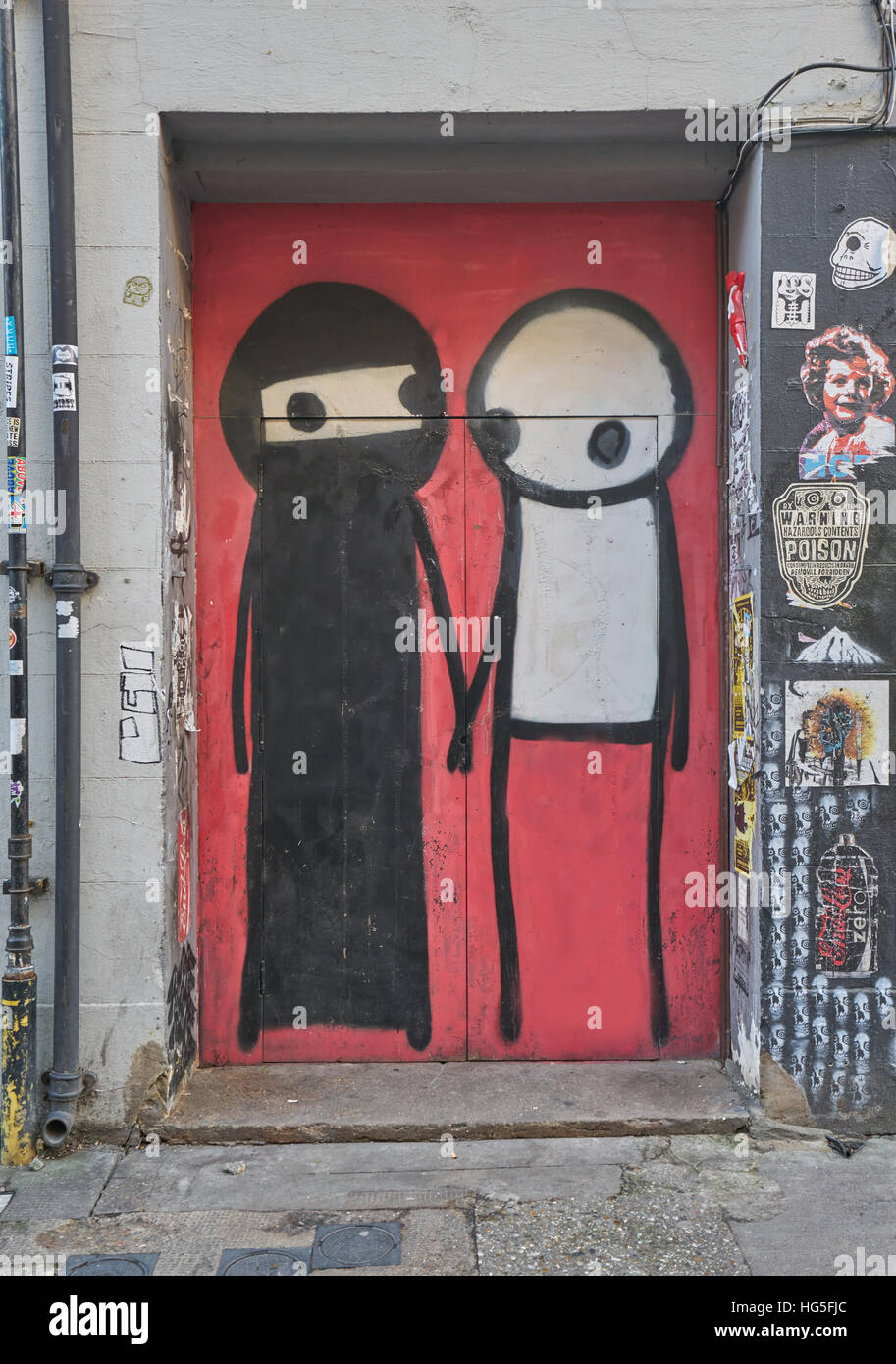 Stik Arte di strada. Spitalfields. interracial armonia. Bianco e nero multiculturale Foto Stock