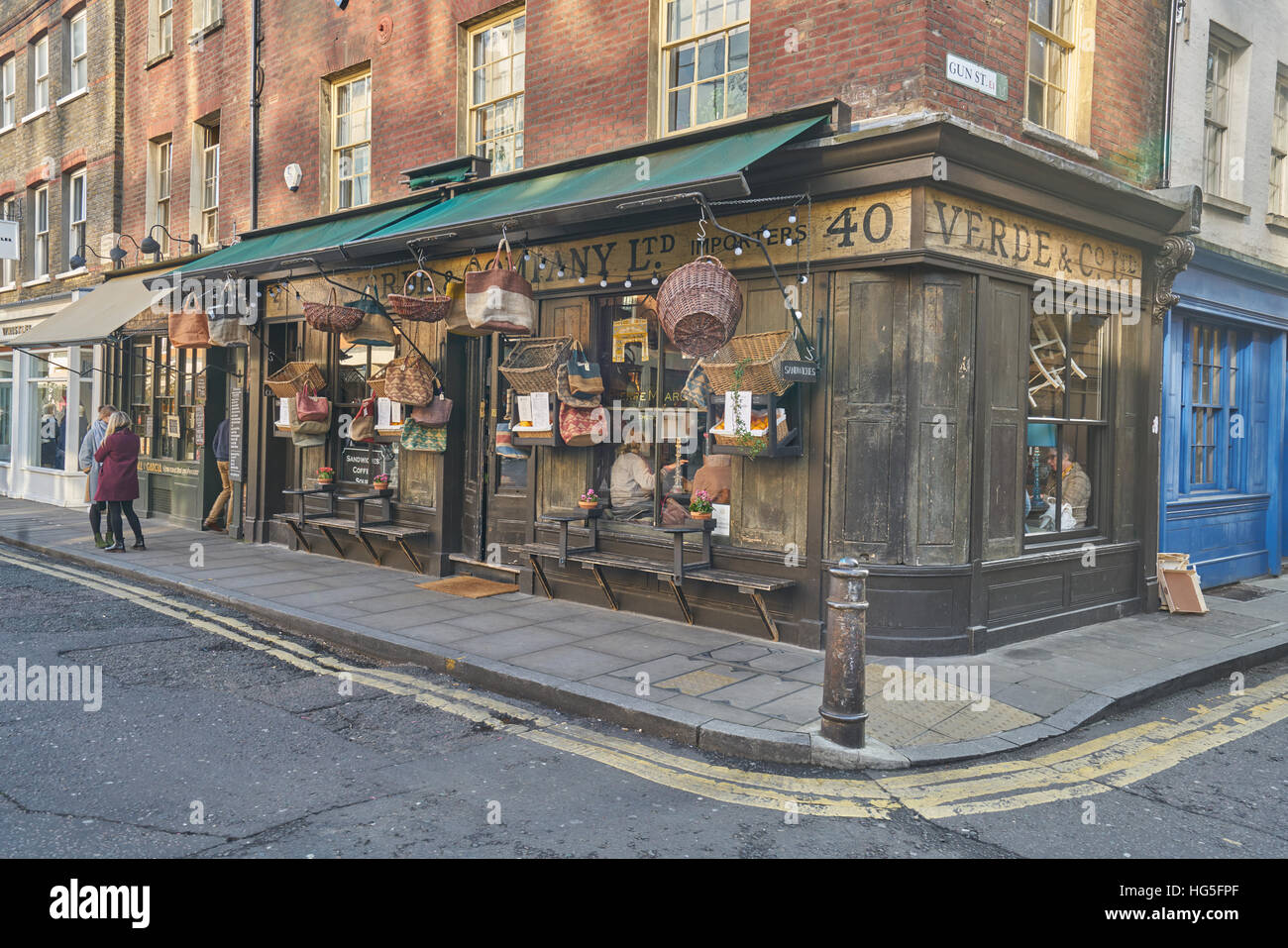 Verde e la società. spitalfields shop in legno per negozio di fronte Foto Stock