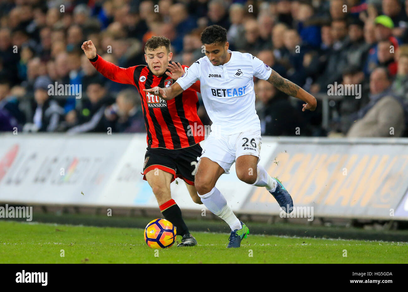 AFC Bournemouth's Ryan Fraser (sinistra) e Swansea City è Kyle Naughton battaglia per la sfera Foto Stock