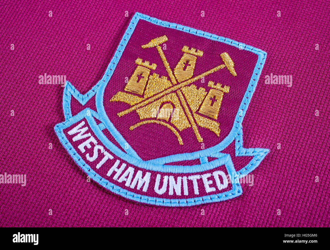 LONDON, Regno Unito - 15 OTTOBRE 2015: Il club cresta su una West Ham United FC shirt, il 15 ottobre 2015. Foto Stock