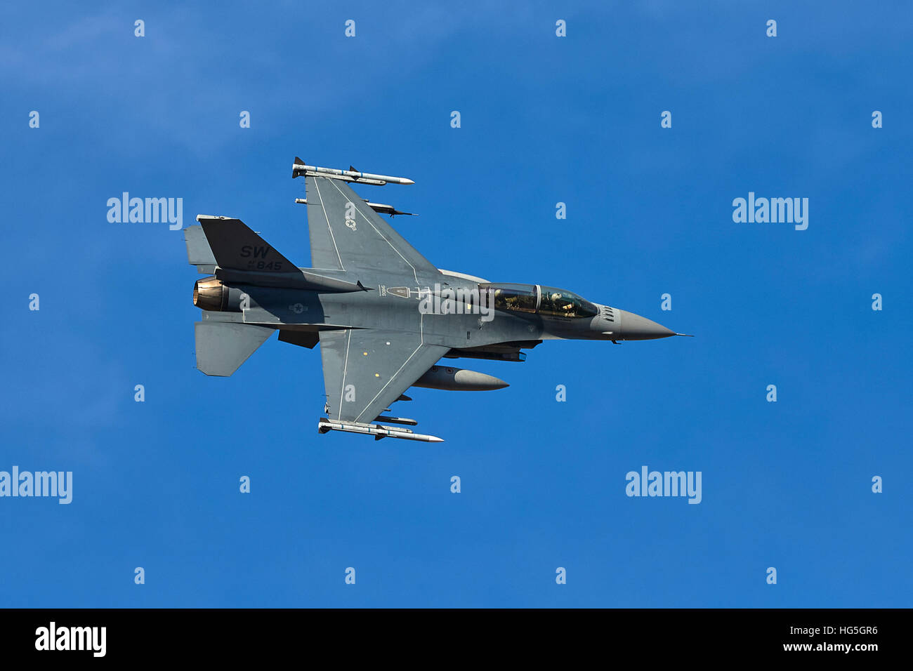 Il USAF F-16D Fighting Falcon, Bancario su Death Valley, California. Foto Stock