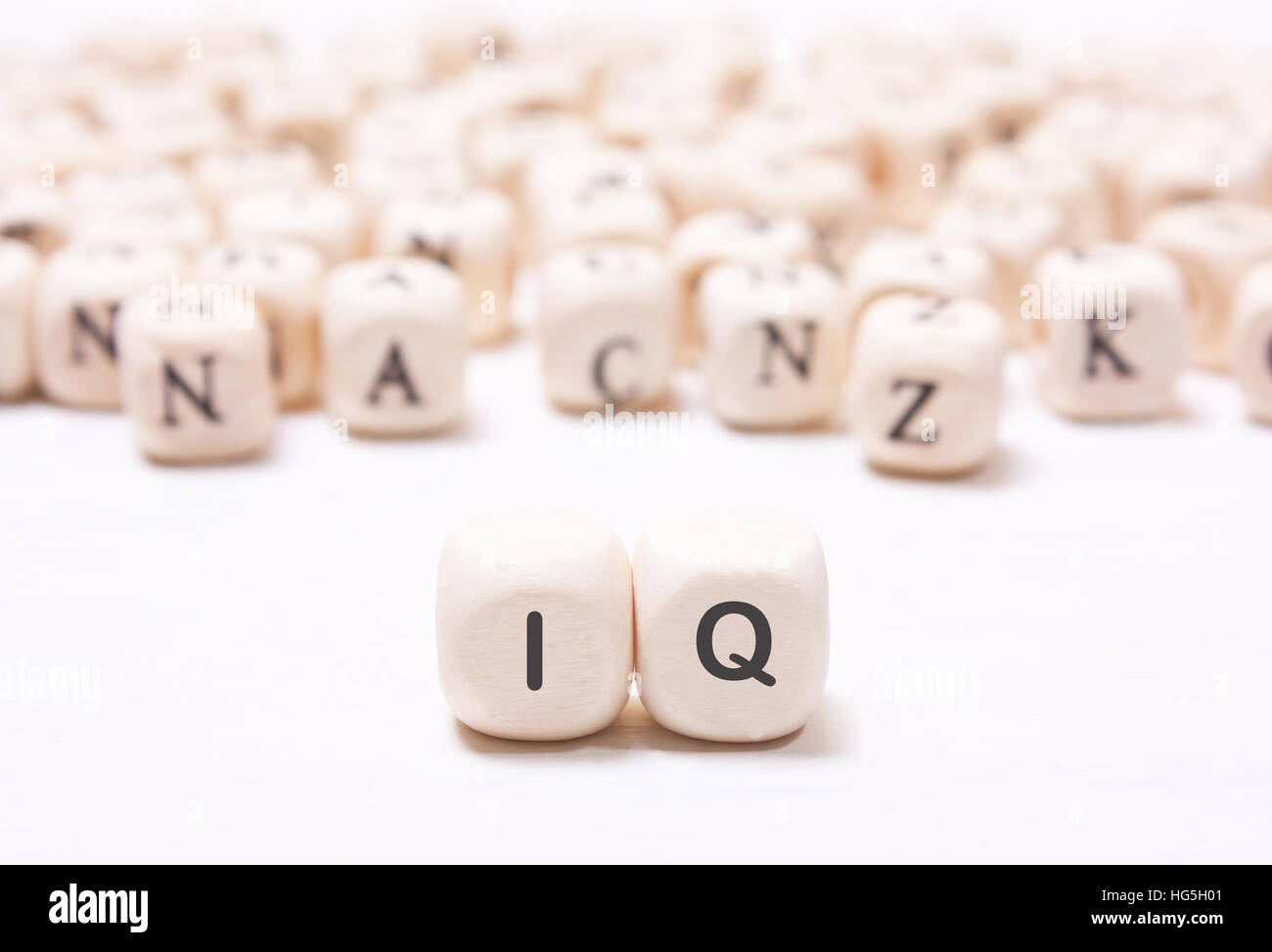 La parola "QI" sul dado bianco su uno sfondo sfocato lettere. Il concetto della mente, l'intelletto Foto Stock
