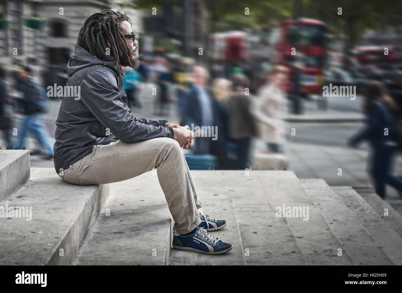 Uomo nero. Contemplando l'uomo. dreadlocks. Rastafarian. Da soli nella città. Foto Stock