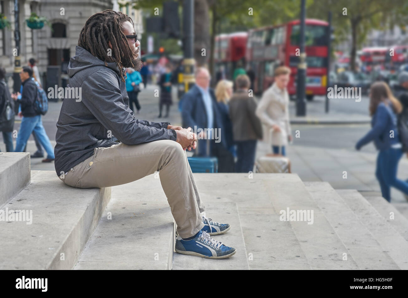 Uomo nero. Contemplando l'uomo. dreadlocks. Rastafarian. Da soli nella città. Foto Stock