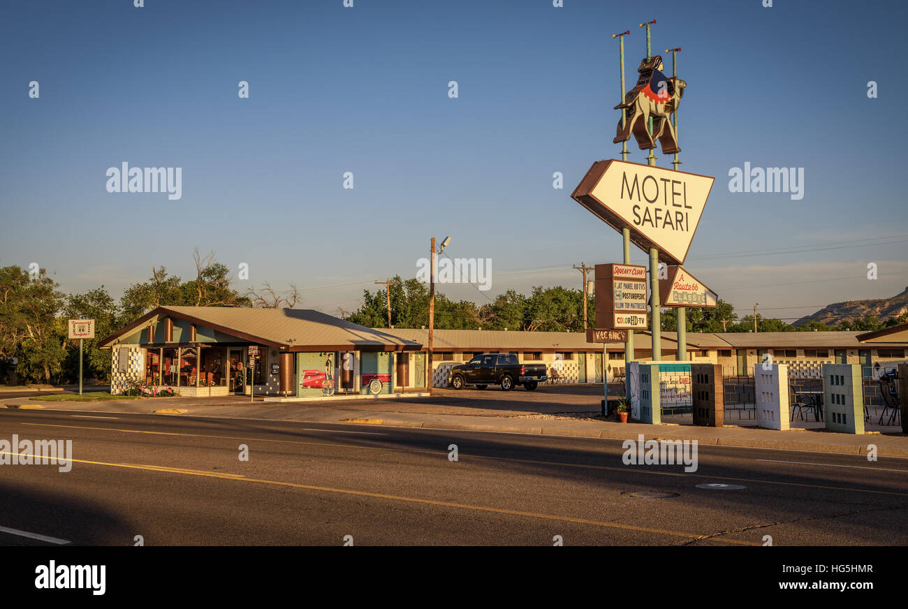 TUCUMCARI, NEW MEXICO - 13 Maggio 2016 : Motel Safari insegna al neon e un edificio situato direttamente sulla storica Route 66 in Nuovo Messico. Foto Stock