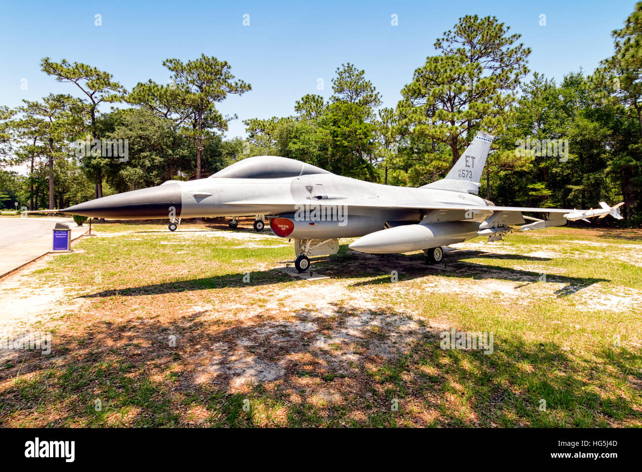Il General Dynamics F-16A Block 15A Fighting Falcon, codice di coda "ET", è conservato presso l'Air Force Armament Museum di Eglin AFB, Florida. Fu pilotato per l'ultima volta nel 1989 dal 3246th test Wing e rimane una parte fondamentale della storia dell'aviazione militare statunitense. Foto Stock