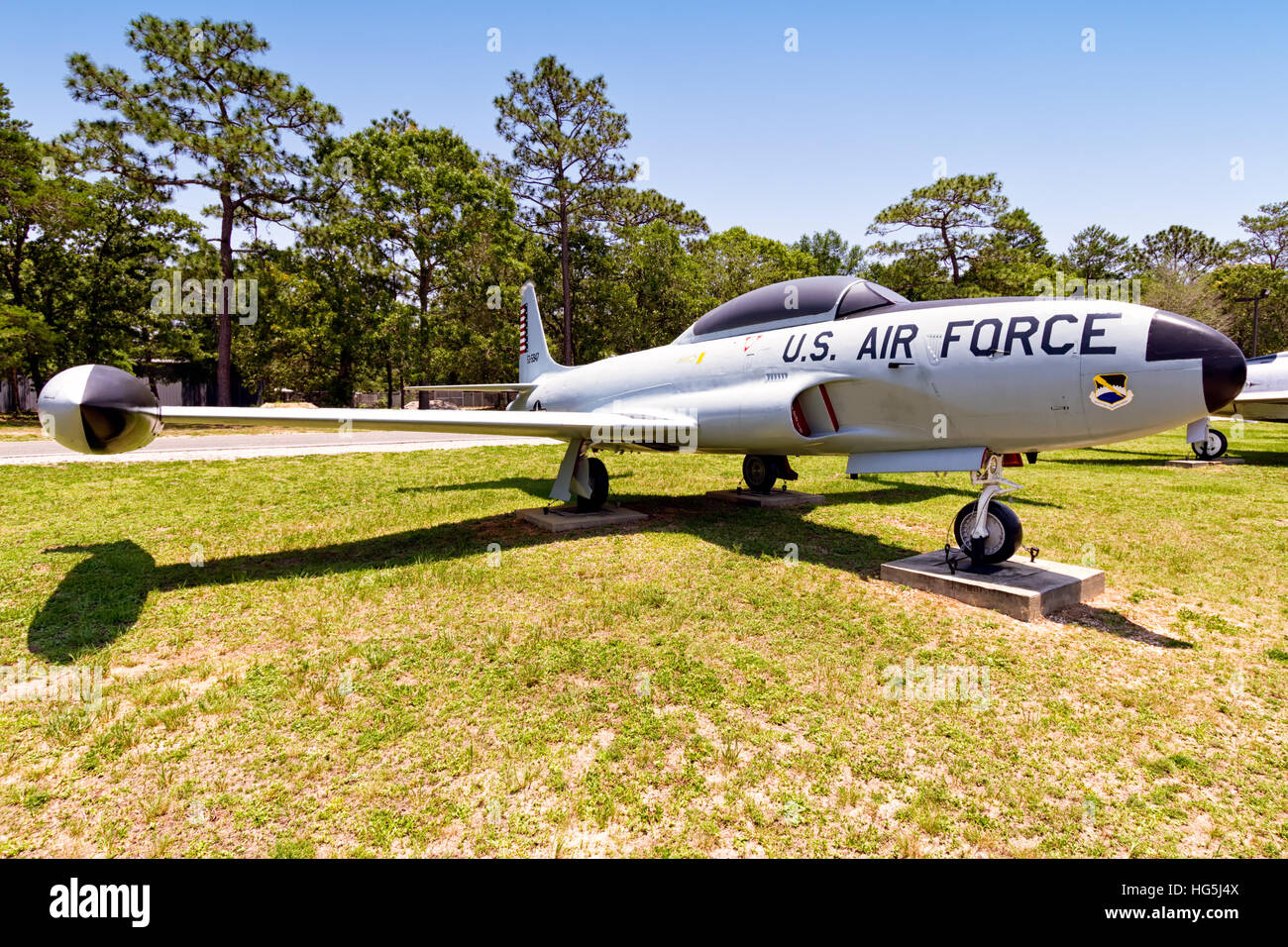 Il Lockheed T-33A-5-lo Shooting Star, assegnato al 95th Fighter-Interceptor Training Squadron a Tyndall AFB, fu esposto all'Air Force Armament Museum di Eglin AFB. L'aereo reca segni storici, tra cui il distintivo "Mr. Bones". Foto Stock