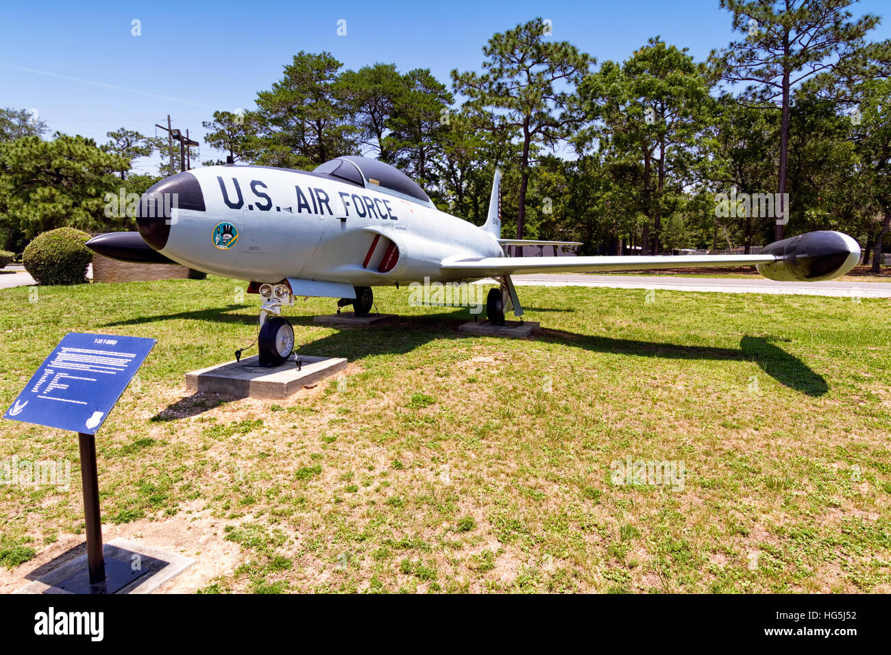 Il Lockheed T-33A-5-lo Shooting Star, numero di serie 53-5947, era stato precedentemente assegnato al 95th Fighter-Interceptor Training Squadron a Tyndall AFB, Florida. Esposto all'Air Force Armament Museum, Eglin AFB, questo caccia a reazione porta ancora il distintivo "Mr. Bones" e altri segni storici. Foto Stock