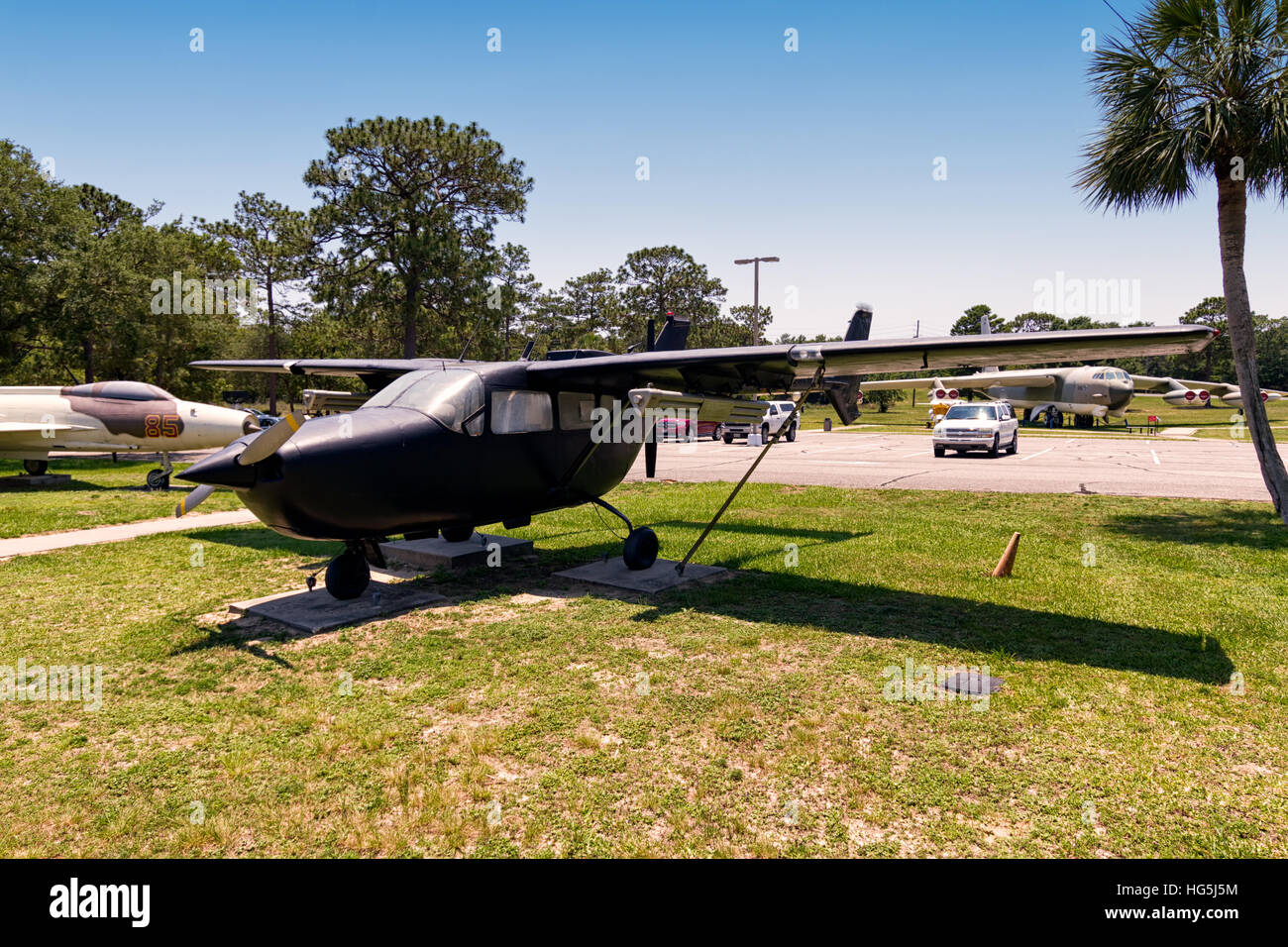 Cessna O-2un Skymaster, 68-6864, c/n 337M-0153, venduto in uso civile dopo la fine della guerra nel sud-est asiatico, riacquisite dal Museo Nazionale della United States Air Force, visualizzato nella guerra del Vietnam-era nero piatto con contrassegni di colore rosso schema Foto Stock