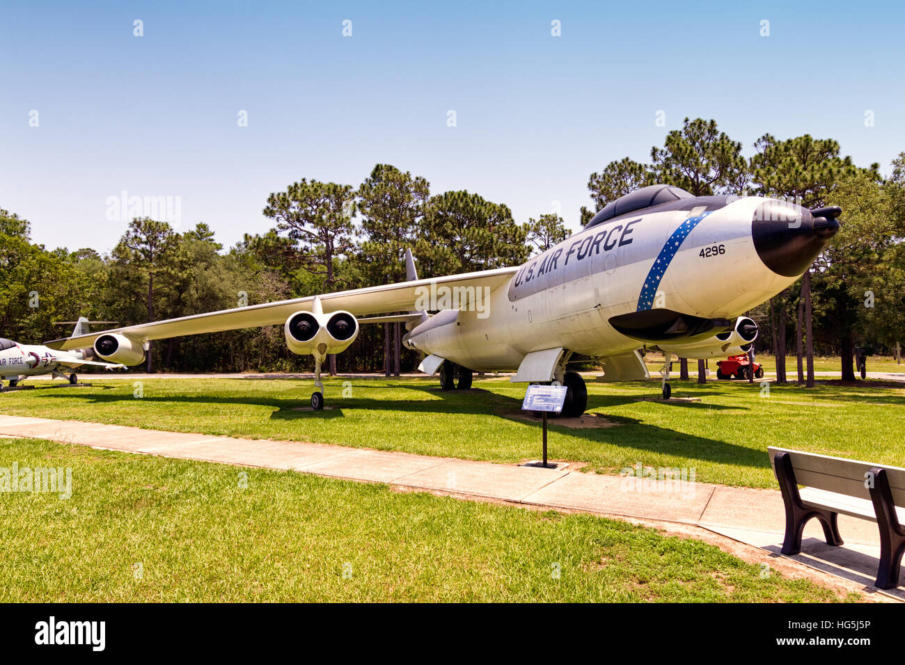 Boeing RB-47H-1-BW Stratojet, 53-4296, ritiratosi per deposito 29 dicembre 1967, ultimo USAF B-47 in servizio attivo, una variante di ricognizione con il cinquantacinquesimo ricognizione strategica ala; tornato a dovere da MASDC, Davis-Monthan AFB, Arizona,16 luglio 1968, salvato per la North American Aviation, Inglewood, California per le prove di F-111 sistema radar dalla Air Force aeronautica laboratorio. Al completamento di questo programma, volato a Eglin AFB circa 1976. Ha avuto le due F-111 radome e tozze RB-47H naso sostituito con bombardiere standard naso, rendendolo una configurazione bastardized. Visualizzato in strategica tipica Foto Stock