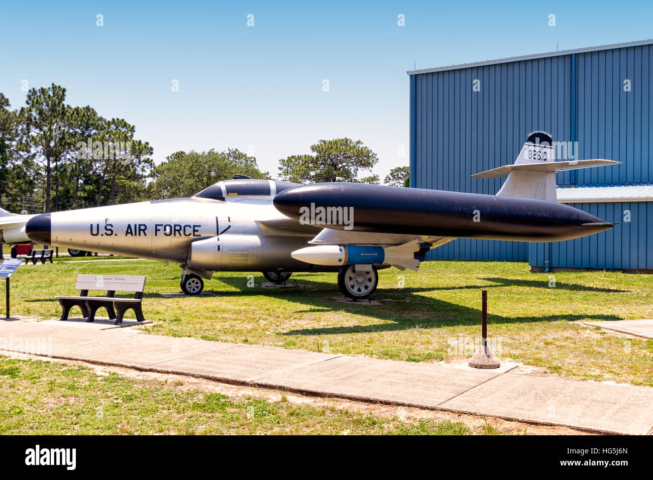 Il Northrop F-89D-65-NO Scorpion, assegnato al 119th Fighter Wing della North Dakota Air National Guard, è in mostra presso l'Air Force Armament Museum di Eglin Air Force base. L'aereo era precedentemente di stanza a Hector Field, North Dakota. Foto Stock