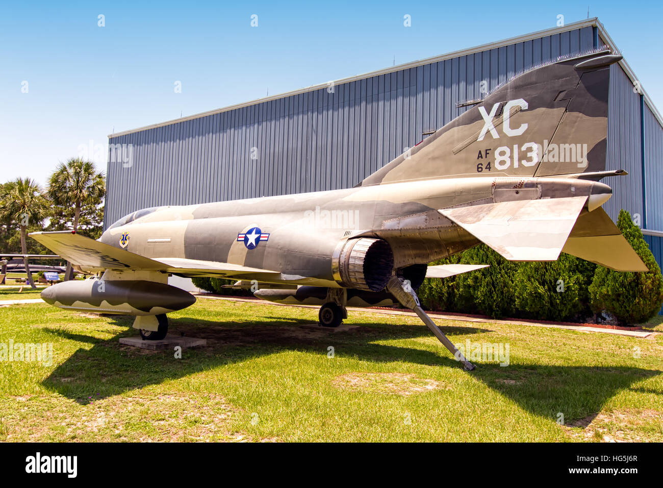 Il McDonnell F-4C Phantom II, esposto all'Air Force Armament Museum di Eglin AFB, Florida, era uno dei jet militari più iconici della storia. Questo specifico velivolo, volato l'ultima volta nel 1986, faceva parte del 3246th test Wing e ora serve come pezzo da esposizione storica. Foto Stock