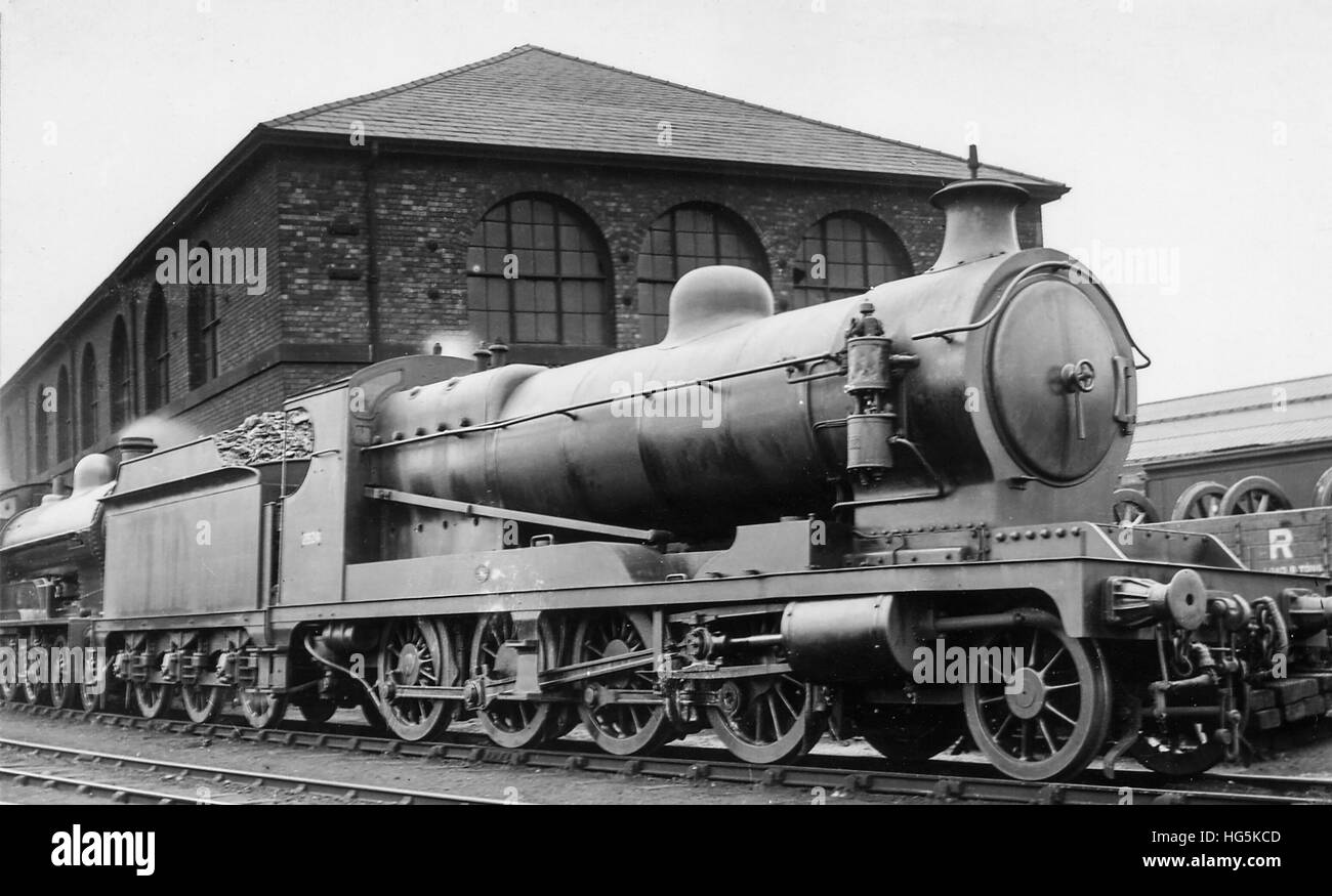 Asta 2-8-0 No.2824 in Caledonian servizio ferroviario Foto Stock