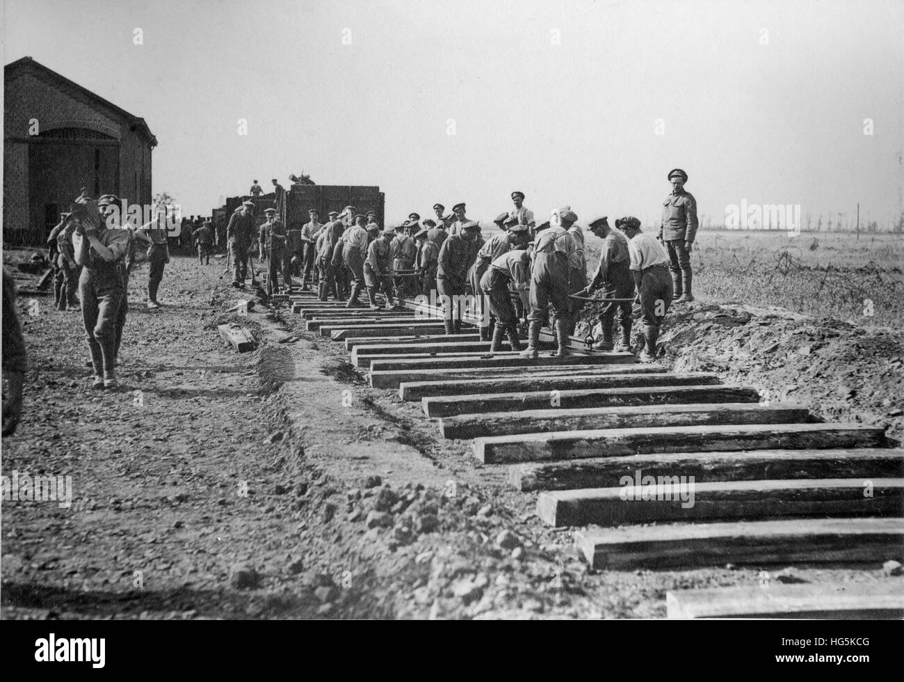 Le truppe britanniche che stabilisce il binario ferroviario a Lestrem, Francia nel giugno 1918 durante la Grande Guerra Foto Stock