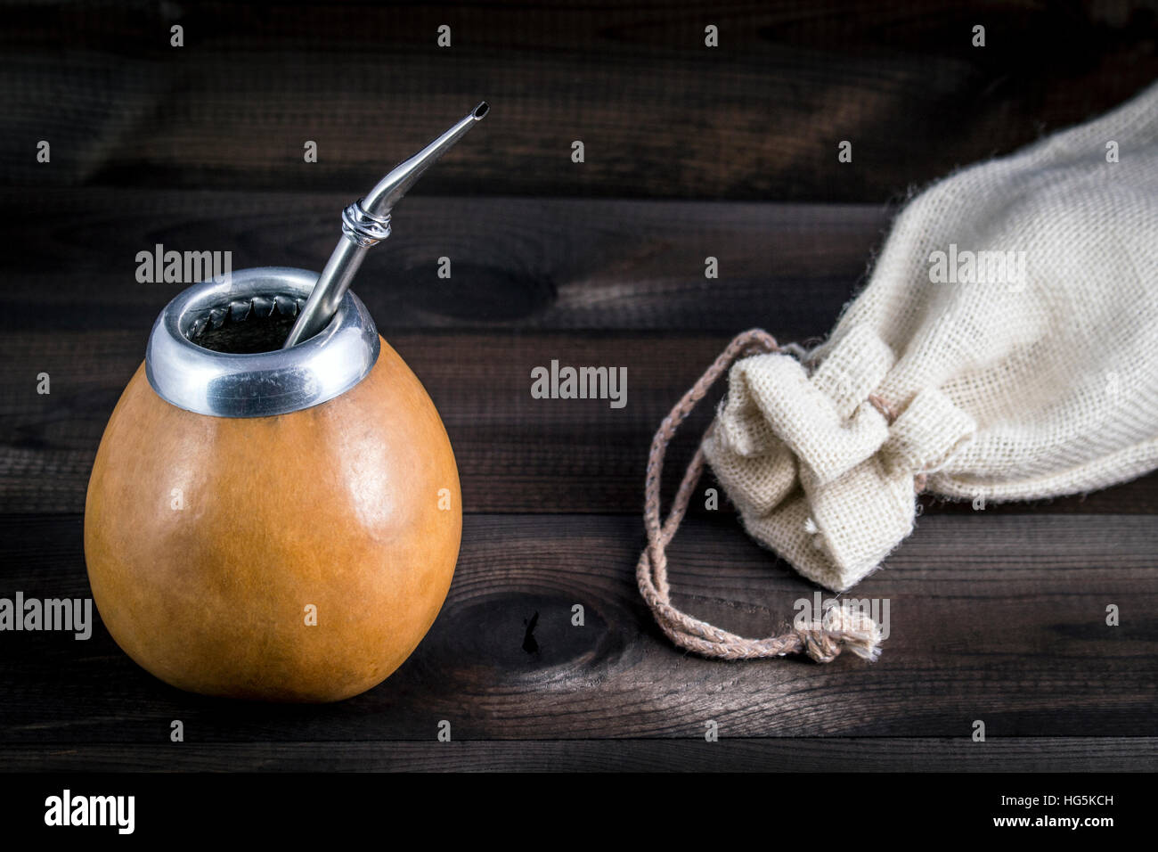 Yerba mate con bombilla e lino su sfondo di legno Foto Stock