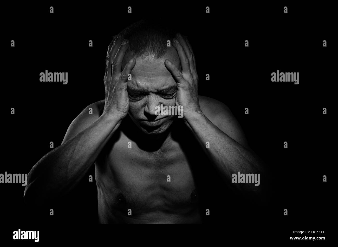 Una persona vive una grave cefalea. Foto Stock