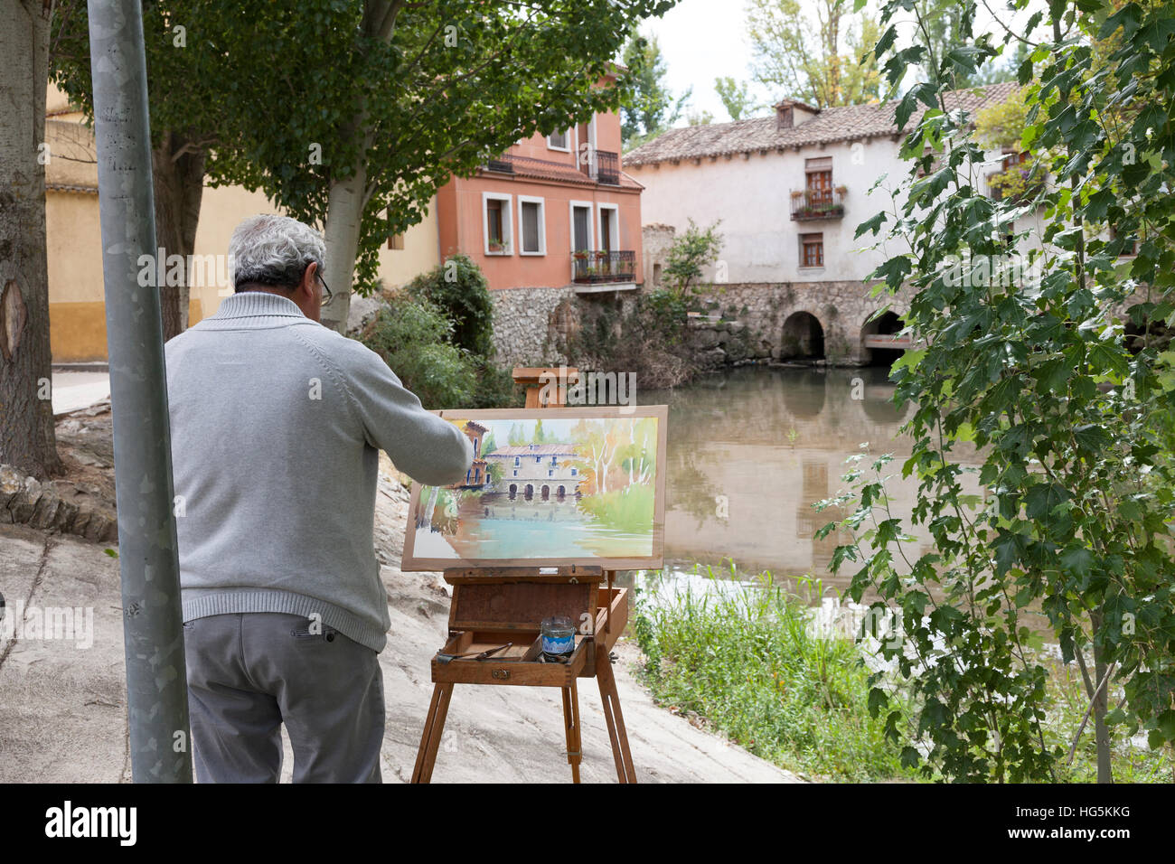 Peñafiel, Spagna: acquarello dipinto artista del vecchio mulino en plein air lungo il fiume Duratón in la Juderia Park. Foto Stock