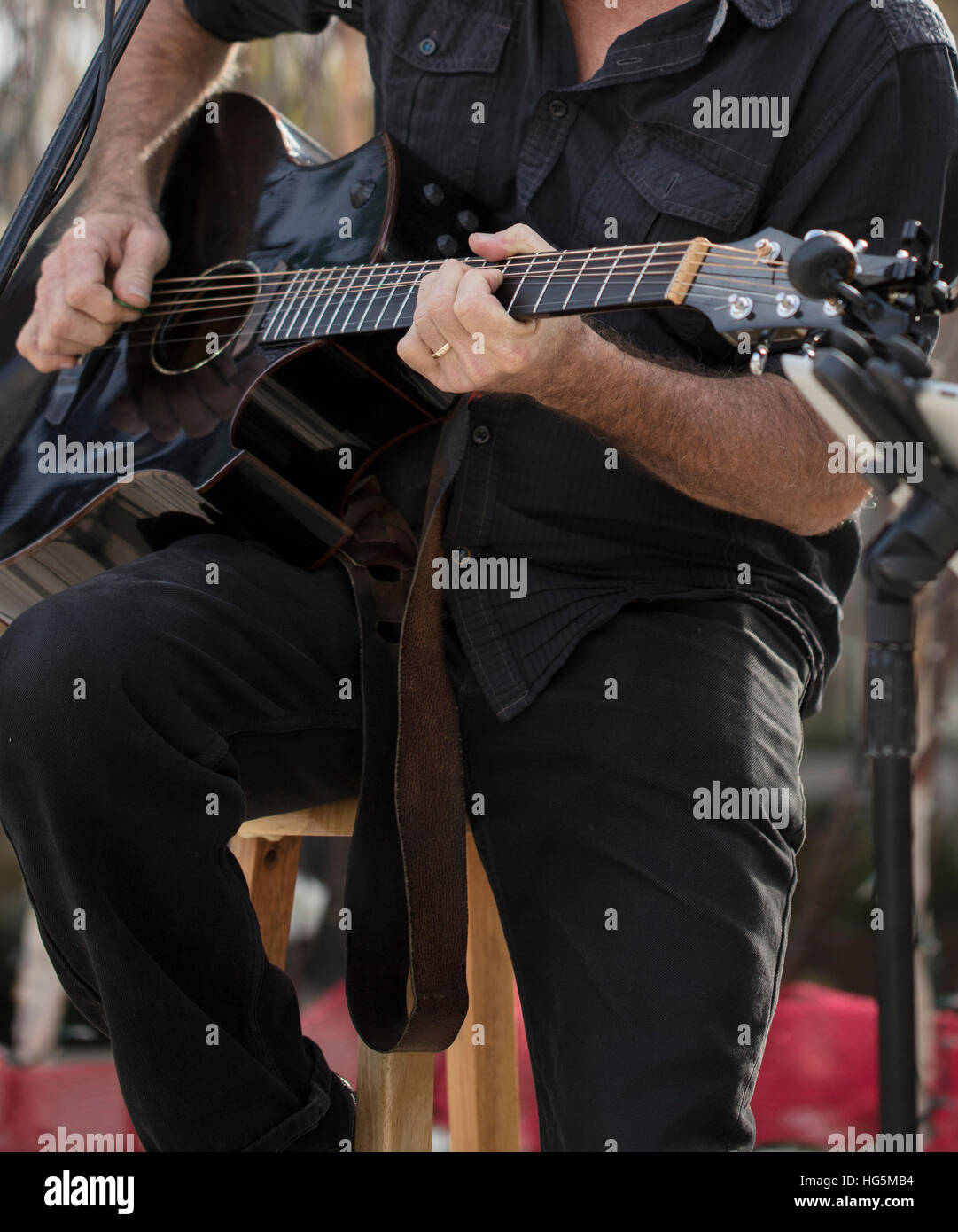 Un duo di musica di cantare e suonare la chitarra in un luogo esterno Foto Stock