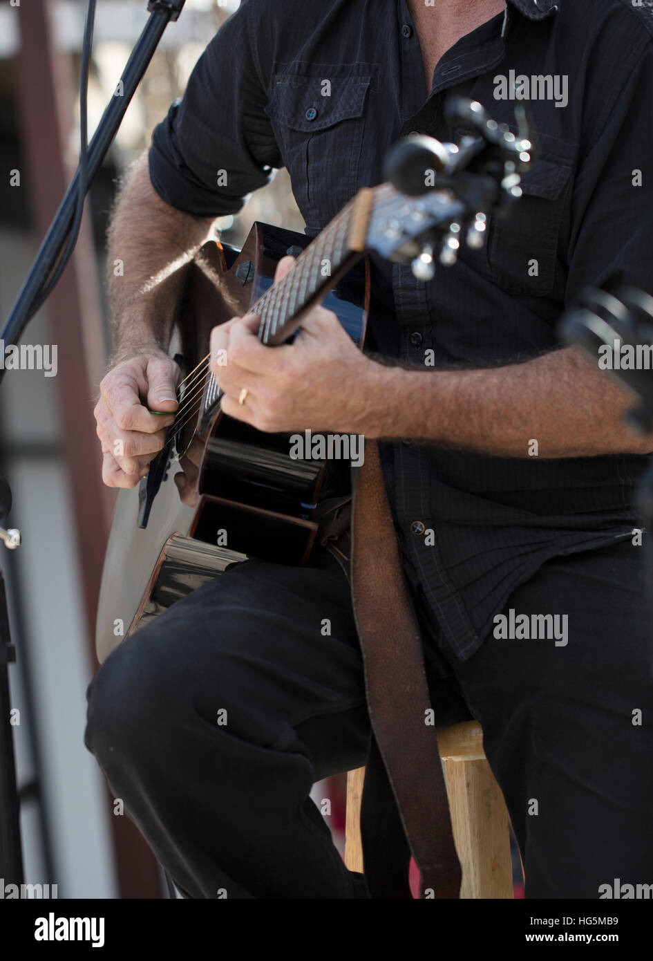 Un duo di musica di cantare e suonare la chitarra in un luogo esterno Foto Stock