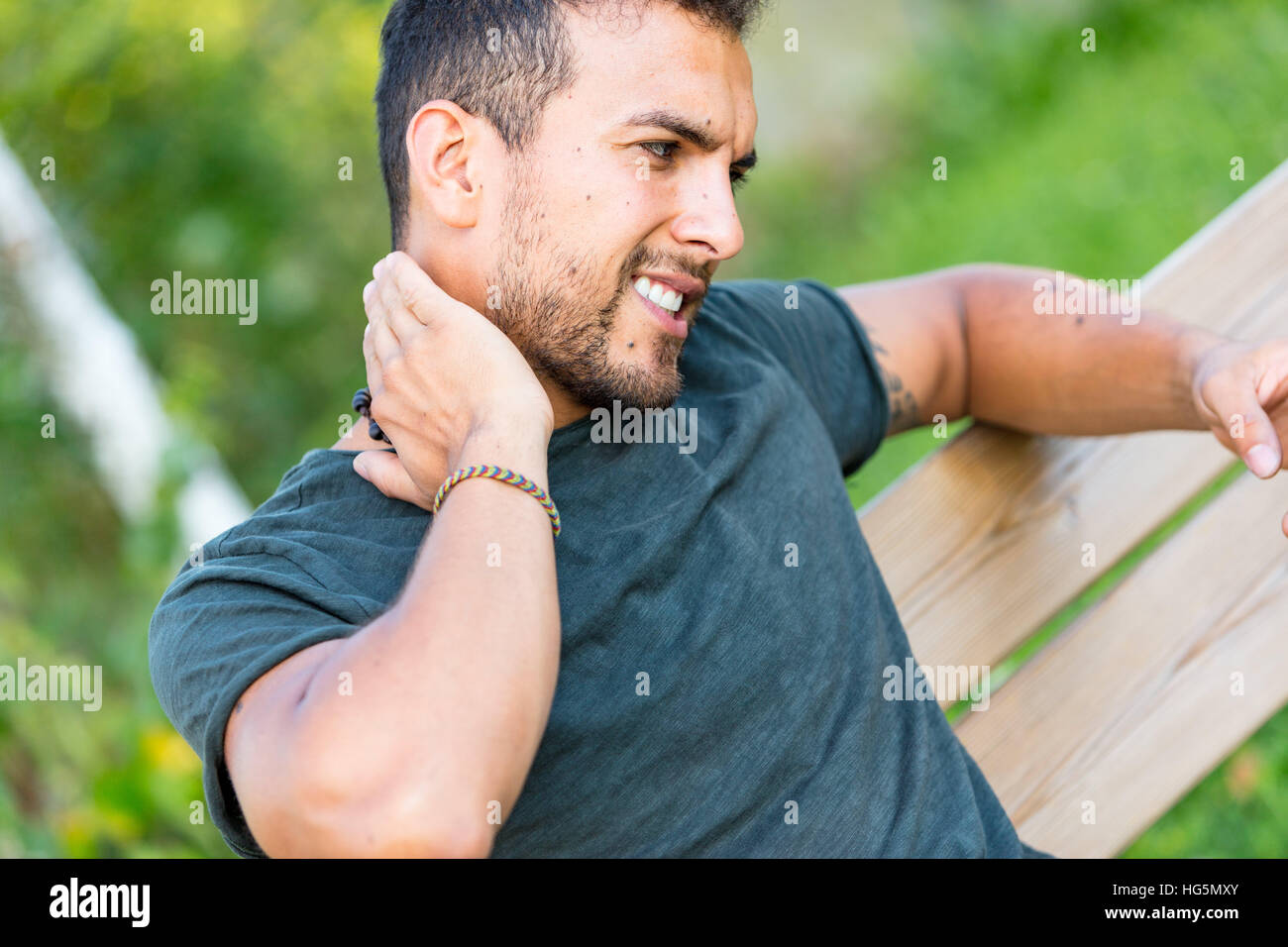 Giovane uomo graffi all'aperto a causa di un morso di insetto Foto Stock