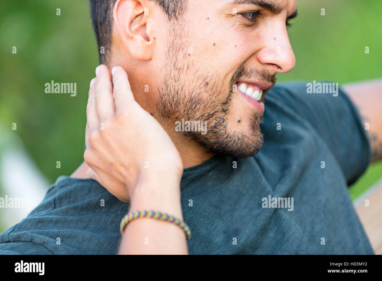 Giovane uomo graffi all'aperto a causa di un morso di insetto Foto Stock