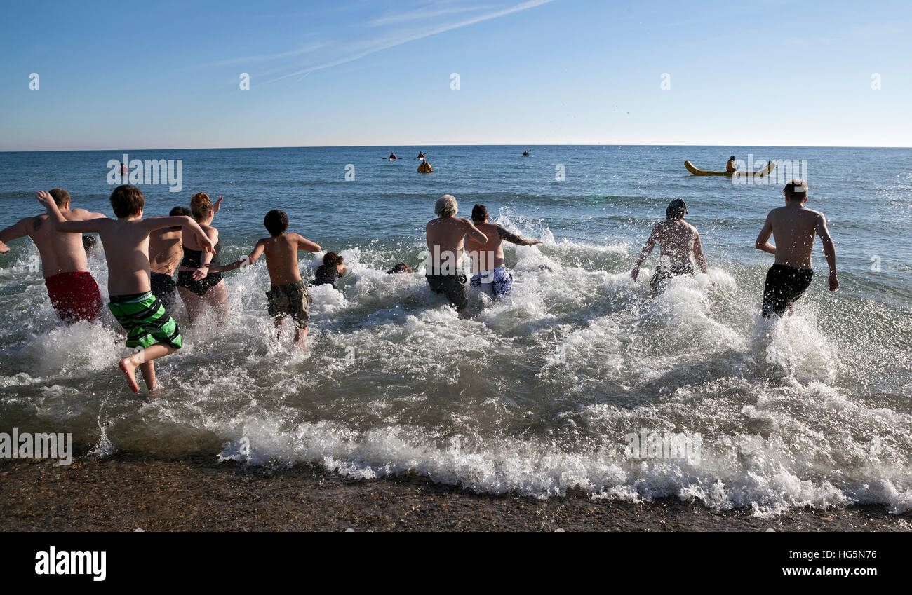 L annuale Orso Polare immergersi nel lago Michigan ha luogo il giorno di Capodanno a Milwaukee nel Wisconsin. Foto Stock