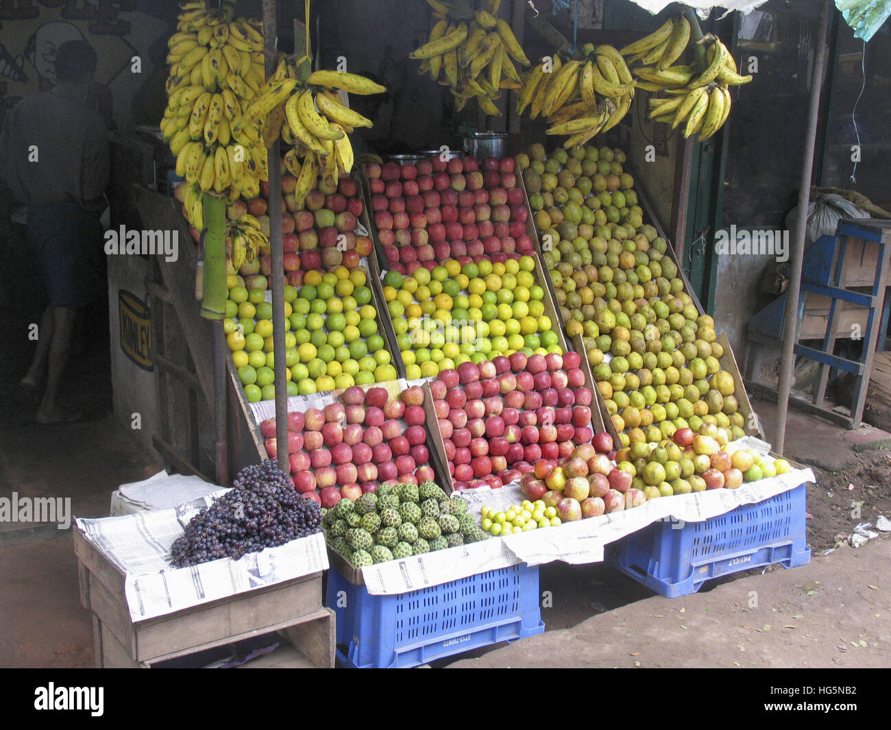 Negozio di frutta in una zona rurale del Kerala, India Foto Stock