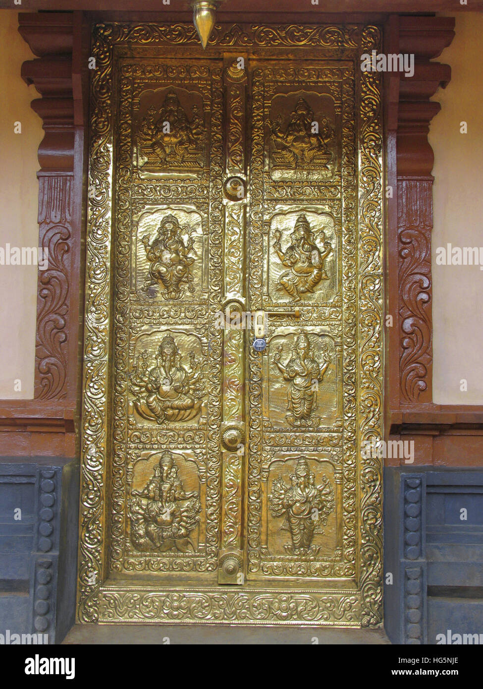 Porta decorata Bhagavathy Amman Tempio, Nemmara, Palakkad Kerala, India Foto Stock