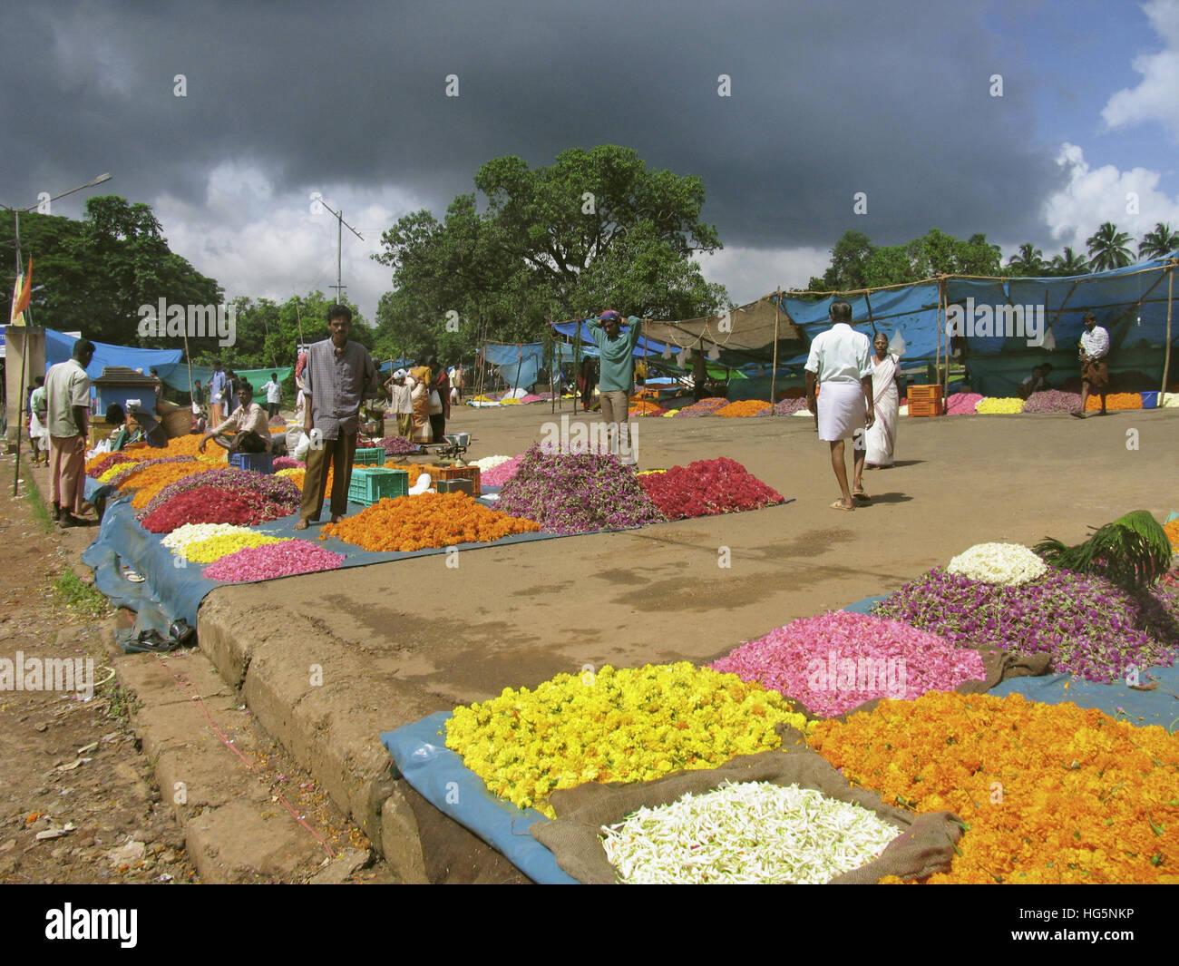 Il mercato dei fiori vicino Paramekkavu Bagavathi tempio, Trichur, Kerala, India Foto Stock