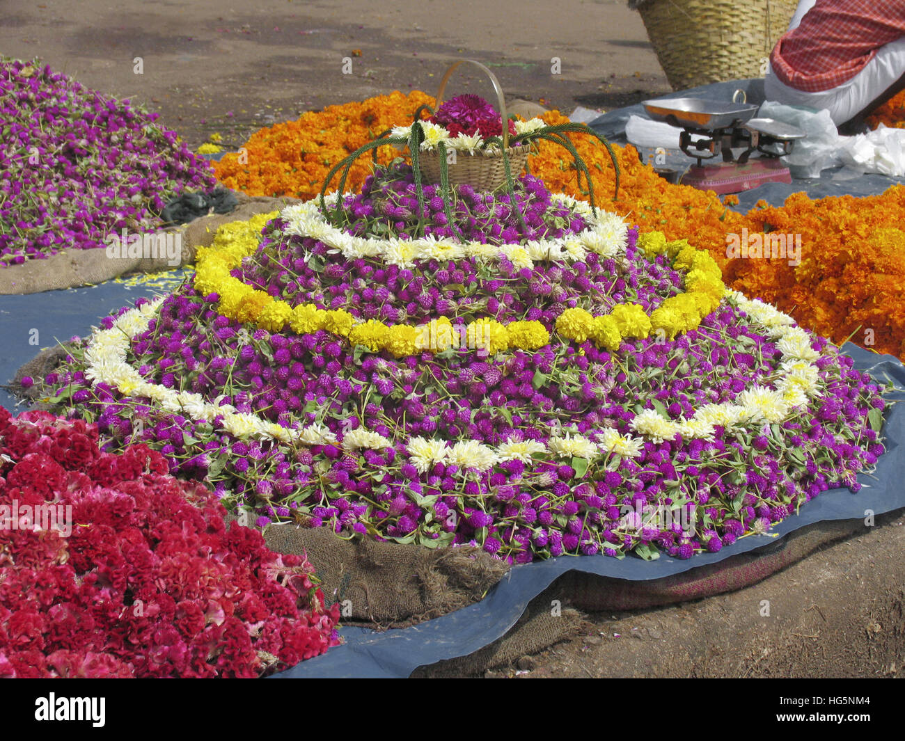 Il mercato dei fiori vicino tempio Paramekkavu, Trichur, Kerala, India Foto Stock