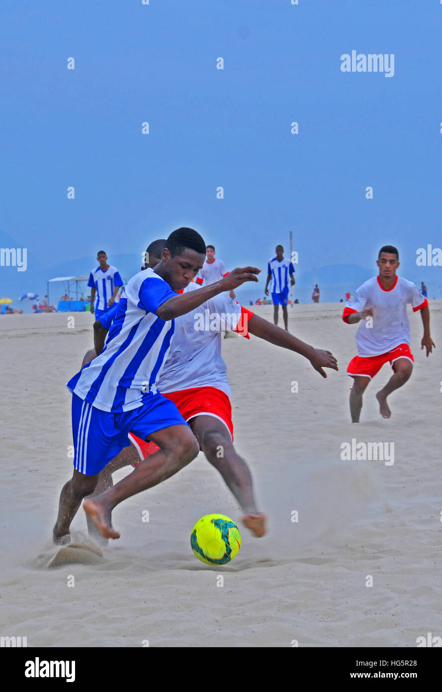Partita di calcio sulla spiaggia di Copacabana a Rio de Janeiro in Brasile Foto Stock
