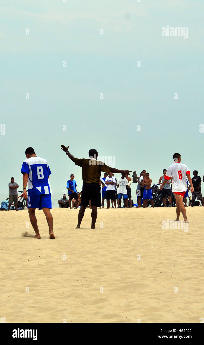 Partita di calcio sulla spiaggia di Copacabana a Rio de Janeiro in Brasile Foto Stock