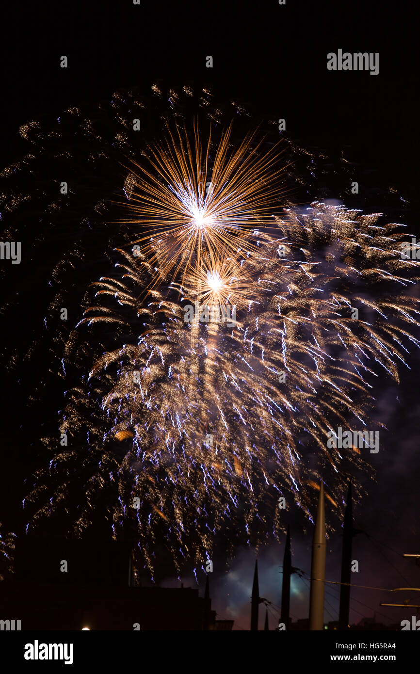 Fuochi d'artificio esplodere sul castello di Edimburgo al nuovo anno Foto Stock