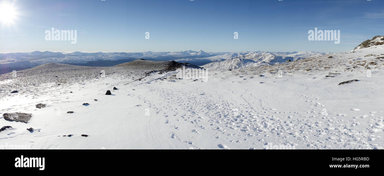 Un invernale coperto di neve paesaggio dal vicino alla vetta del Ben Lawers nelle Highlands della Scozia Foto Stock