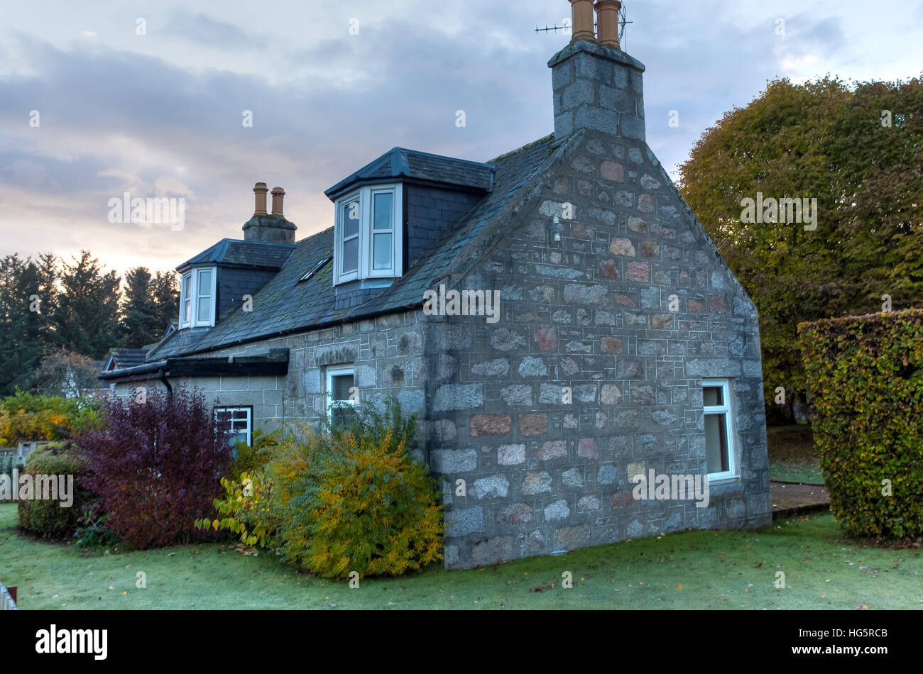 Una tipica pietra cottage scozzese nelle Highlands della Scozia Foto Stock