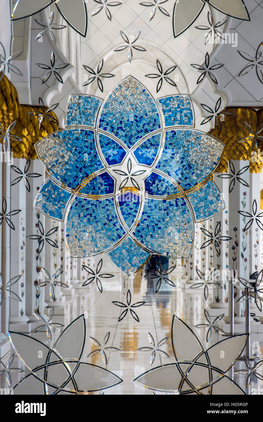 Interni decorati in vetro, Moschea Sheikh Zayed, Abu Dhabi, Emirati Arabi Uniti Foto Stock
